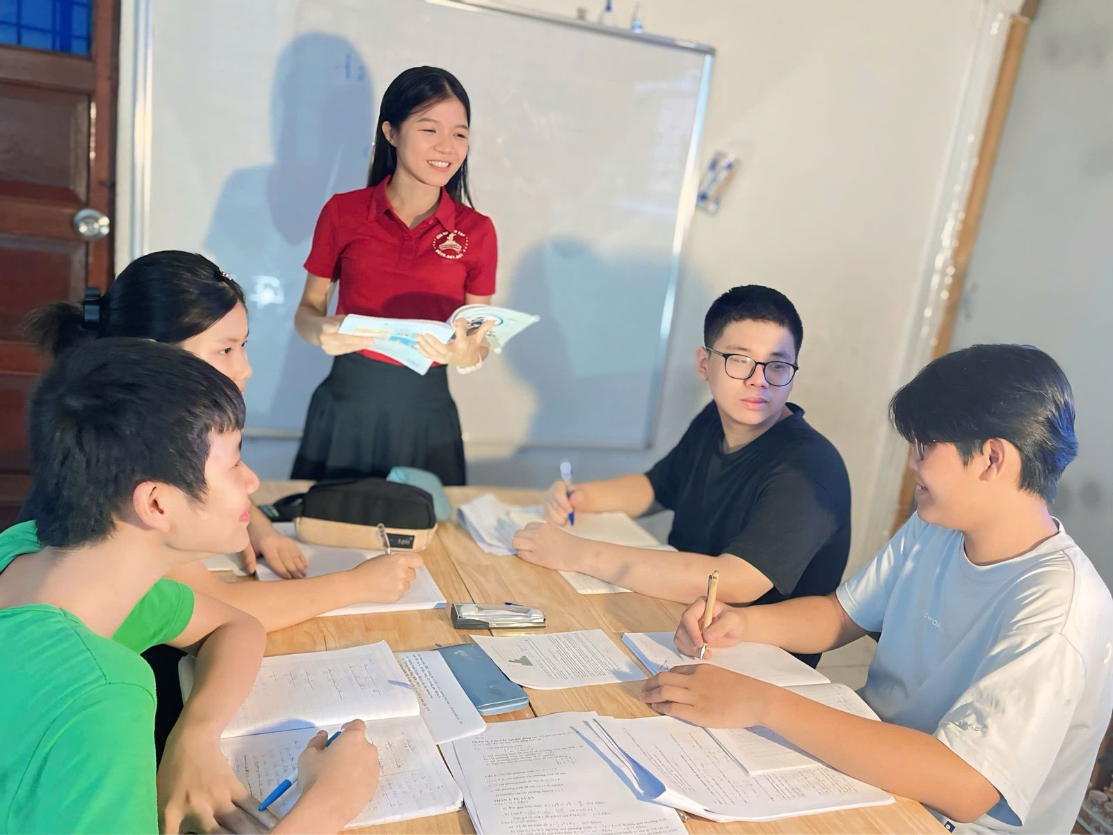 Giáo viên kèm nhóm học sinh