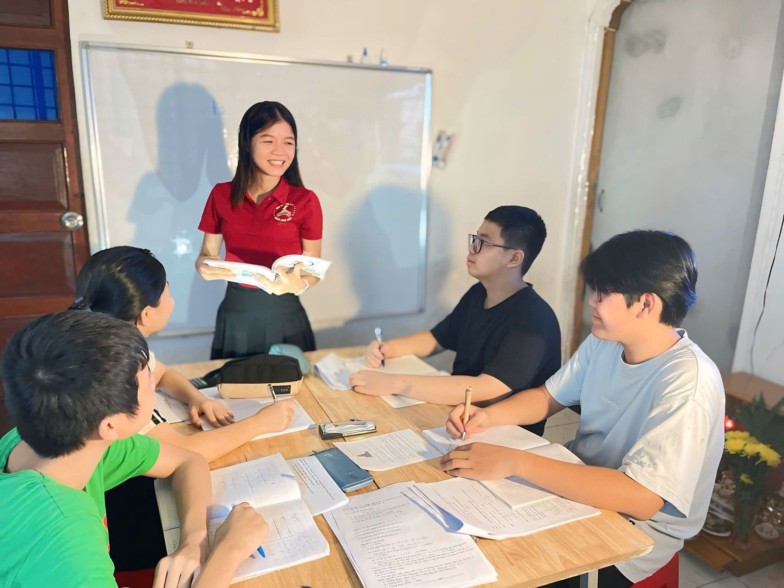 Giáo viên hướng dẫn học sinh tại APTA EDU