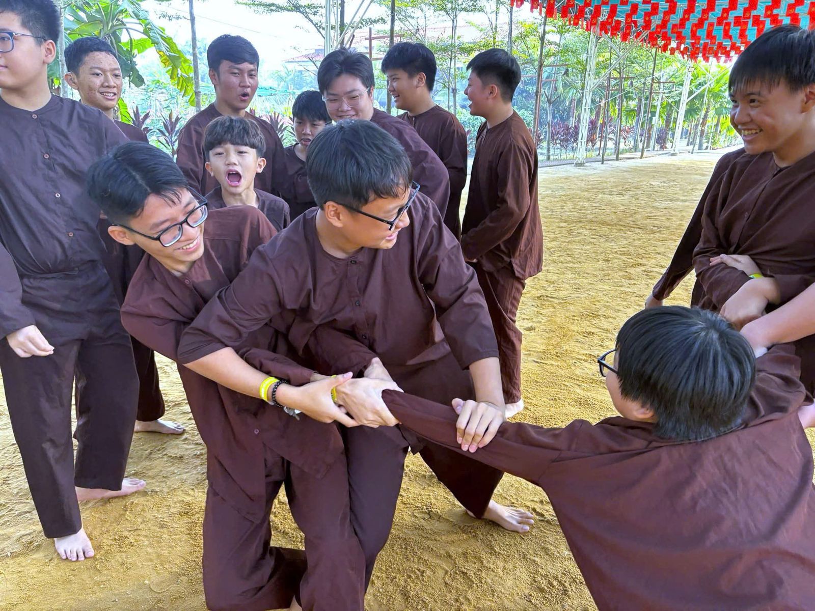 Học sinh kéo co trong buổi dã ngoại