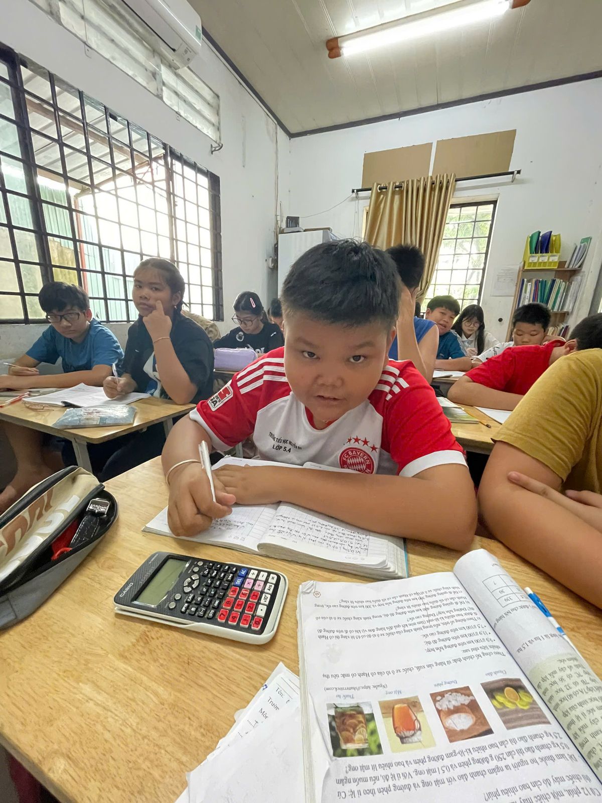 Học sinh giải bài tập Toán