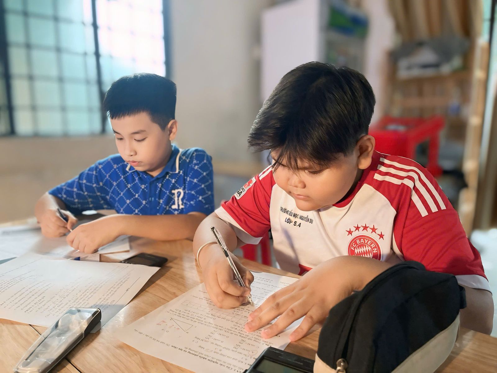 Học sinh làm bài tập tại trung tâm