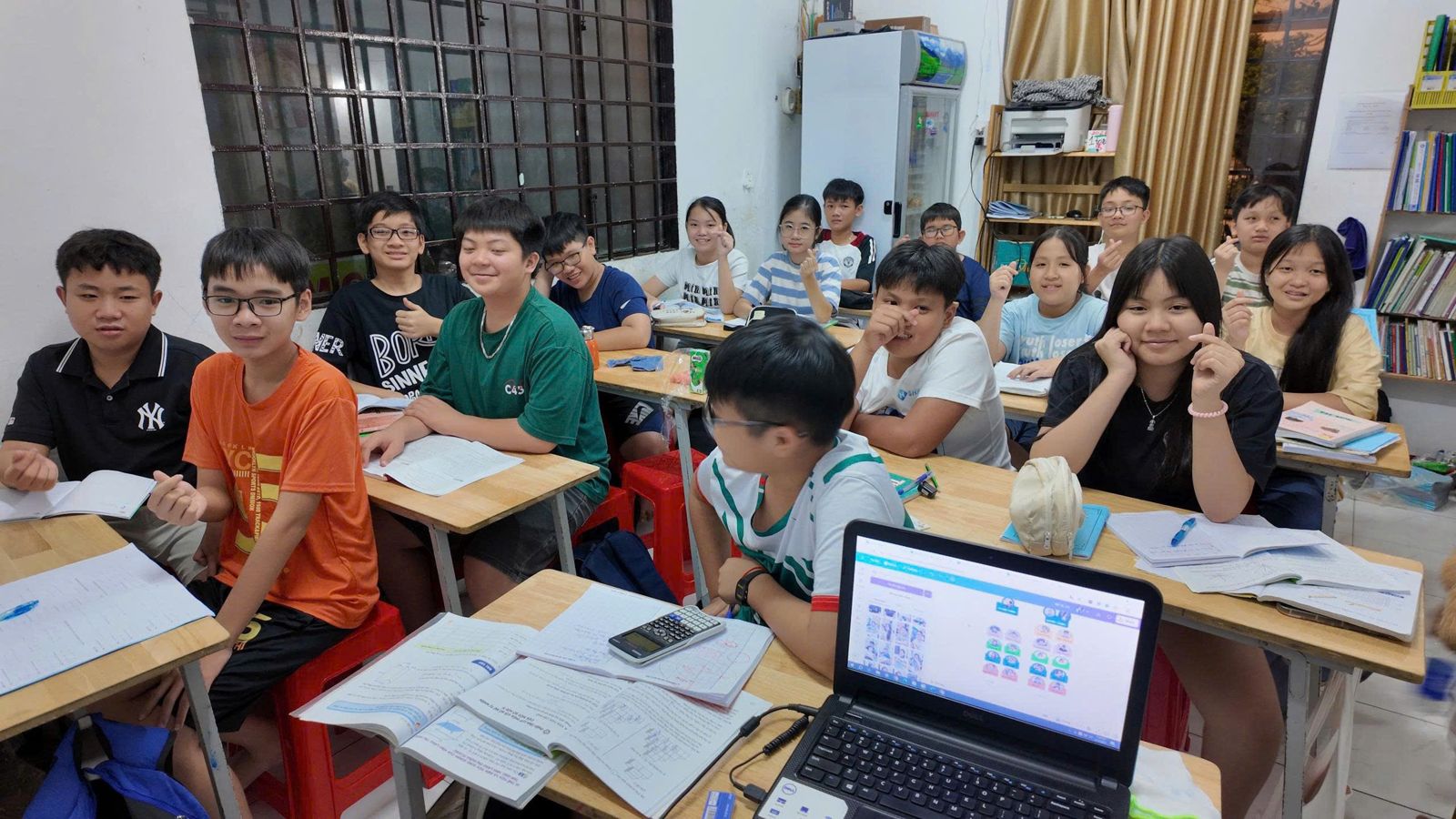 Học sinh cấp 2 học tại lớp của APTA EDU