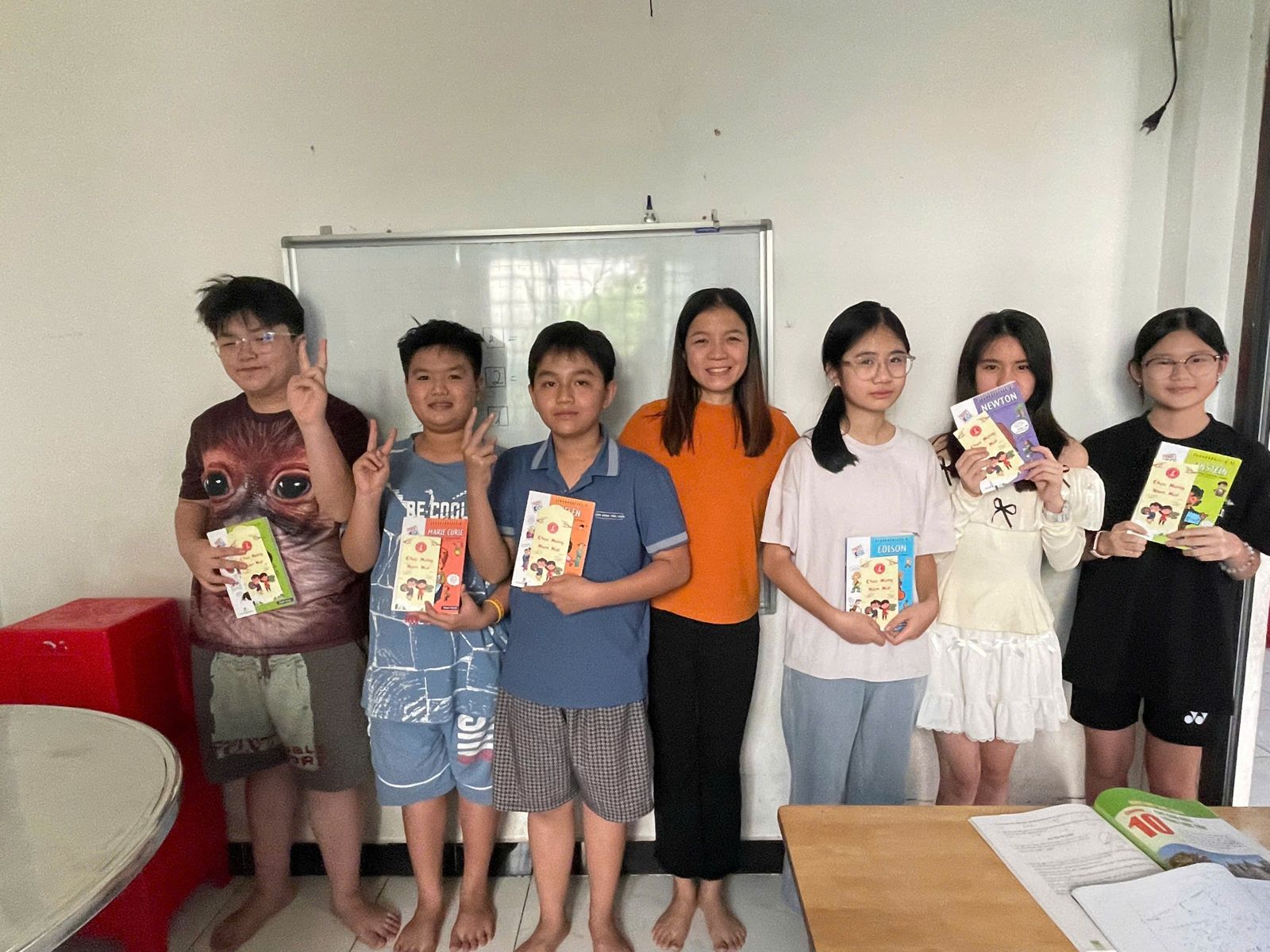 Học sinh cầm sách được tặng