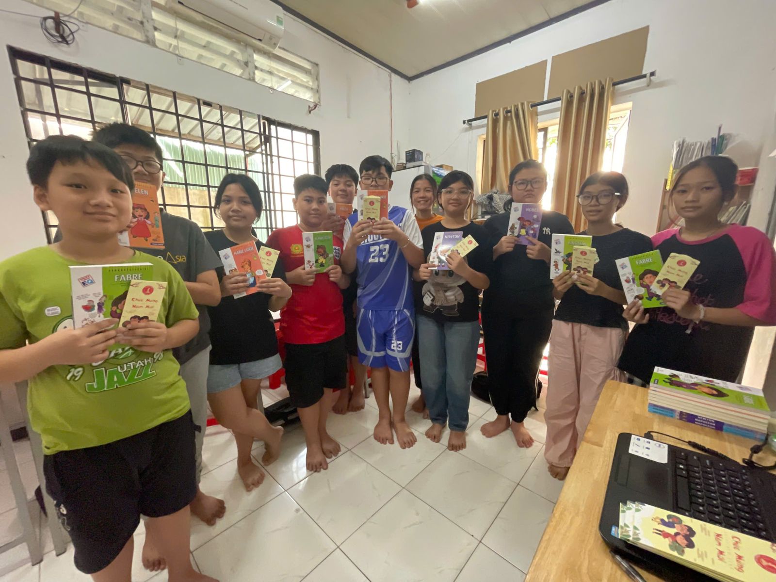 Học sinh nhận sách tặng
